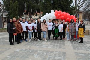 martenici teteven 103231 7 Арка с червени и бели балони зарадва тетевенци по случай 1-ви март