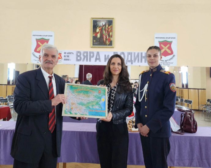 nagrada mihajlova 1003231 2 Кметът на Община Троян Донка Михайлова бе отличена с най-високия приз на сдружение „Артилерия – ген. Владимир Вазов” – Плевен