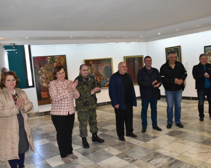 piateli army 3003231 3 Ученици от клубовете „Приятели на армията“ от Карлово, Клисура и Сопот посетиха Ловеч