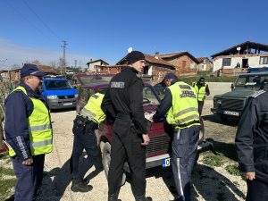 police 3003231 Проверени са общо 164 лица и 122 МПС при вчерашната специализирана полицейска операция на територията на РУ Луковит и насочена към противодействие на конвенционалната престъпност
