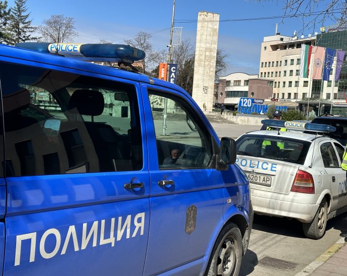 police 3003233 Непълнолетни и малолетни разбиха кафе-автомати в Тетевен. Иззеха автомобил, издирван от Интерпол, от автокъща в Троянско