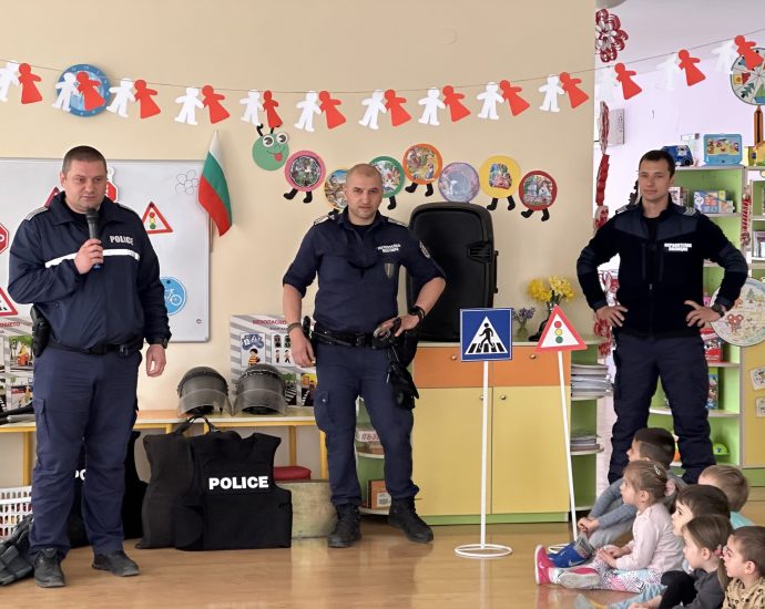 police kids 1603235 Служители на сектор „Охранителна полиция” при РУ Ловеч гостуваха на деца от Детска градина „1 юни” в Ловеч