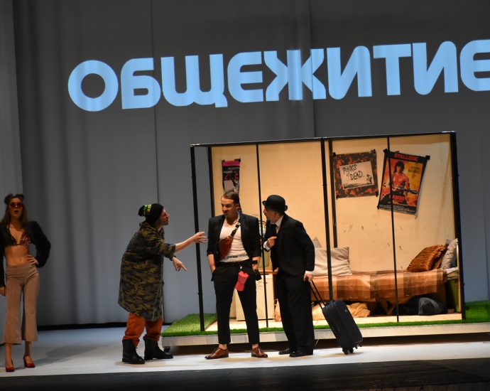 premiera teater 2903231 5 Публиката посрещна възторжено спектакъла „Седемте стола”, ново заглавие в репертоара на Драматичен театър Ловеч