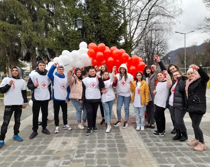 red cross martenici 103231 1 МЛАДИТЕ ЧЕРВЕНОКРЪСТЦИ ОТ ЛЕТНИЦА И ТЕТЕВЕН ОКИЧИХА ГРАЖДАНИ С МАРТЕНИЧИ