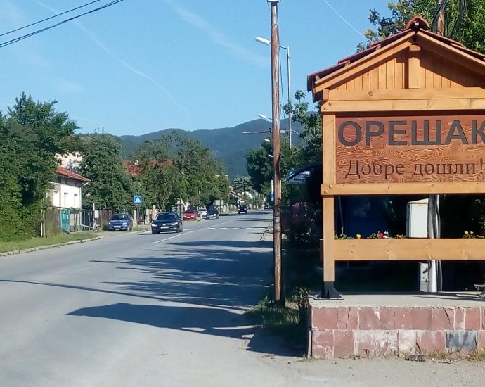 remont oreshak 1503231 Във връзка с честването на предстоящия храмов празник на Троянския манастир „Успение Богородично” и провеждането на Традиционния панаир на занаятите – с. Орешак 2023 се налагат временни ограничения на движението