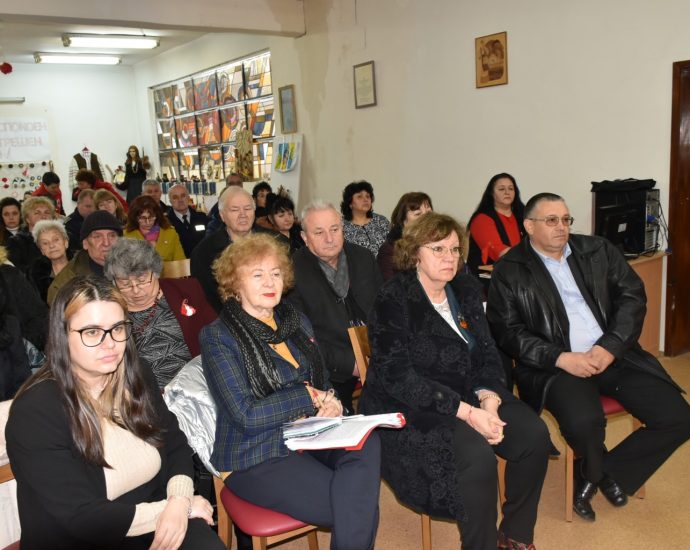 sabranie red cross 603231 3 Кметът на Община Ловеч Корнелия Маринова отправи поздравление към делегатите на годишното Общо отчетно събрание на Областната организация на БЧК