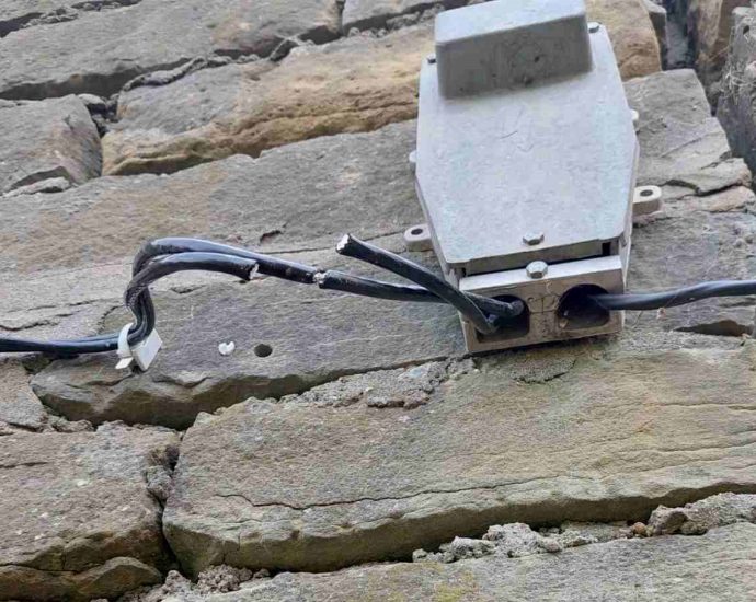 vandali 1003231 3 Неизвестни извършители са прекъснали захранващите кабели на уличното осветление в района на ресторант „Оазис“ в кв. „Вароша“