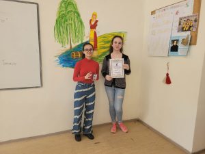 Radina i Gabi s nagradata2204231 Габриела Николаева и Радина Василева от 11 а клас на СУ „Св.Климент Охридски“ в Ловеч са сред носителите на специална награда от Националния ученически журналистически конкурс „Григор Попов“