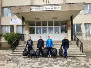 akcia plastmasi 604231 6 Приключи акцията за събиране на пластмасови бутилки и кенчета организирана от Местната комисия за борба срещу противообществените прояви на малолетните и непълнолетните към Община Ловеч