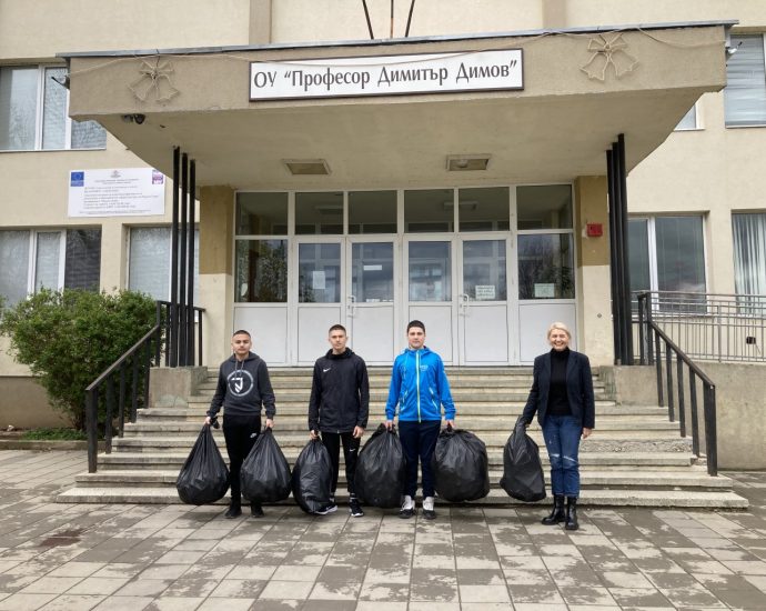 akcia plastmasi 604231 6 Приключи акцията за събиране на пластмасови бутилки и кенчета организирана от Местната комисия за борба срещу противообществените прояви на малолетните и непълнолетните към Община Ловеч