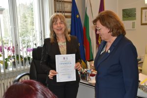 den zdrave 704231 5 Кметът на Община Ловеч Корнелия Маринова връчи днес грамоти и парични награди на 10 медицински специалисти, работещи в сферата на здравеопазването към общината