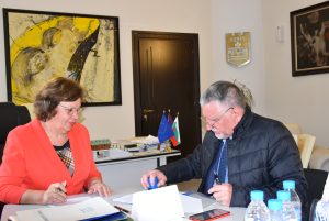 dogovor zaem ezikova 2204231 1 Кметът на Община Ловеч Корнелия Маринова и директорът ПЕГ „Екзарх Йосиф I“  Радослав Хитов подписаха договор за безлихвен кредит, който се отпуска на гимназията