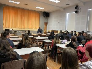 ezikova porkuror obuchenie 2604231 2 Николай Буровски, прокурор в РП Ловеч – в час по гражданско образование в Езикова гимназия