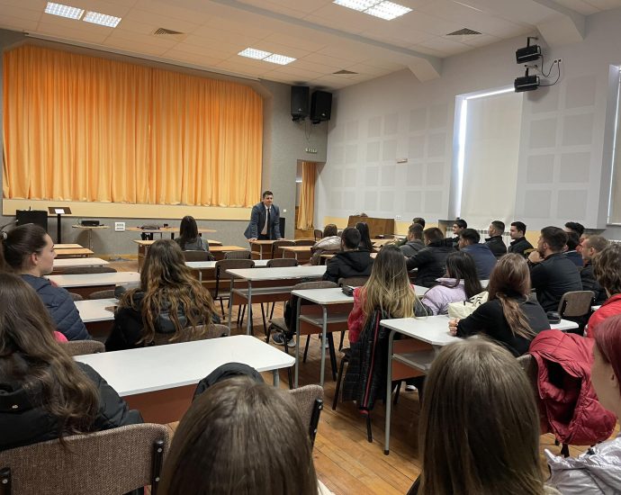 ezikova porkuror obuchenie 2604231 2 Николай Буровски, прокурор в РП Ловеч – в час по гражданско образование в Езикова гимназия