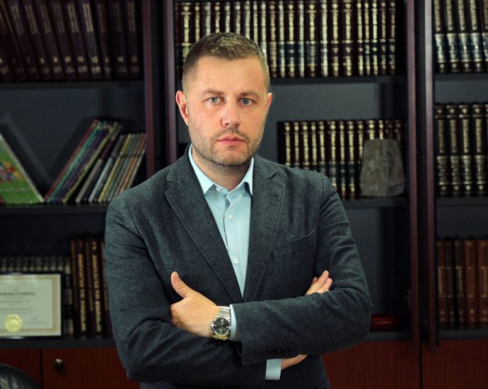 georgi milkov 2404231 Георги Милков ще представи книгата си „Истории от ръчния багаж“ в Ловеч и Тетевен, ще се срещне с ловешки ученици