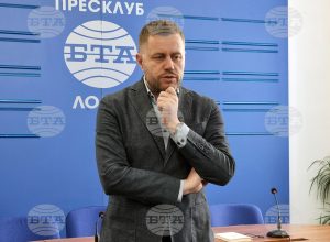 georgi milkov bta lovech 2604231 8 Журналистът Георги Милков се срещна с ученици от Езиковата гимназия в Ловеч