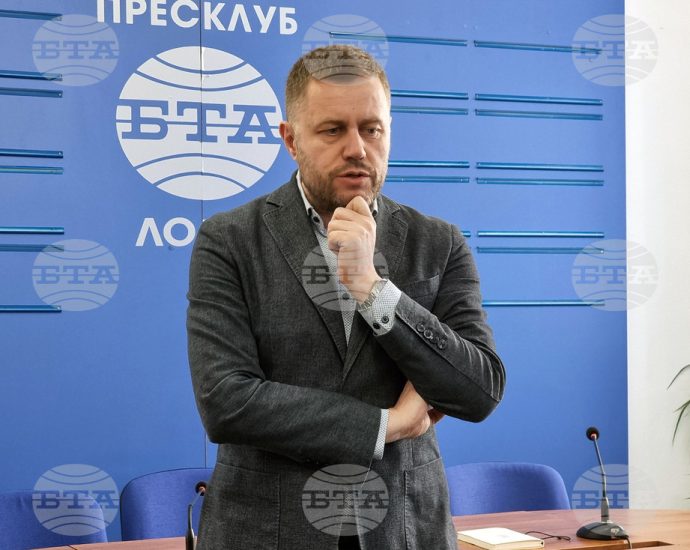 georgi milkov bta lovech 2604231 8 Журналистът Георги Милков се срещна с ученици от Езиковата гимназия в Ловеч