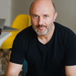 georgi toshev 704231 Журналистът Георги Тошев подари част от личната си библиотека на Регионална библиотека „Проф. Беню Цонев”