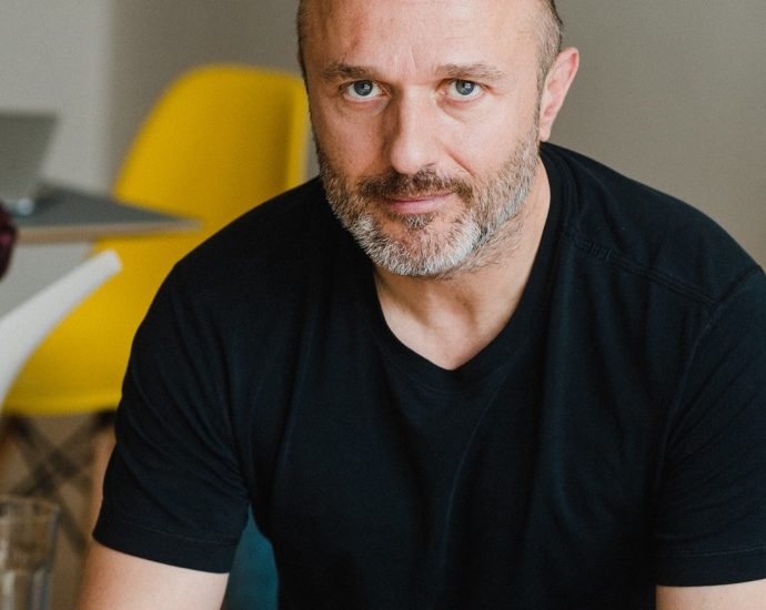 georgi toshev 704231 Журналистът Георги Тошев подари част от личната си библиотека на Регионална библиотека „Проф. Беню Цонев”