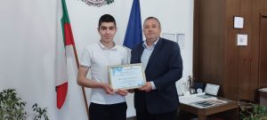 jonko spasitel 2204231 1 Областния управител награди с грамота Йонко Николаев Николов от град Луковит - ученик в НПГ „Компютърни технологии и системи“, град Правец