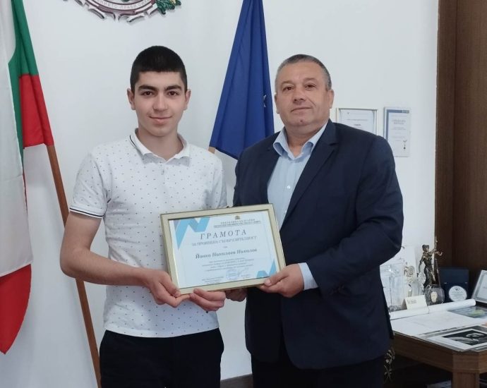 jonko spasitel 2204231 1 Областния управител награди с грамота Йонко Николаев Николов от град Луковит - ученик в НПГ „Компютърни технологии и системи“, град Правец