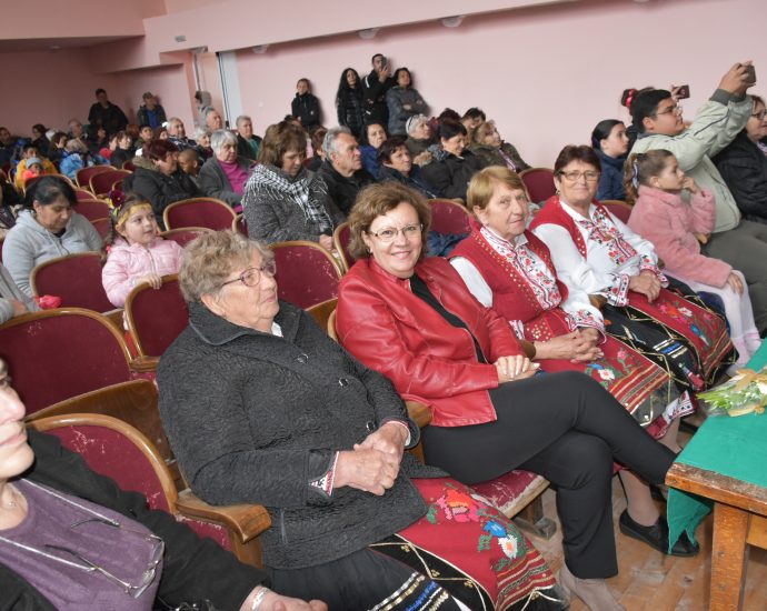 malinovo praznik 1804231 8 Кметът на Ловеч Корнелия Маринова поздрави жителите и участниците във Великденския празник на село Малиново