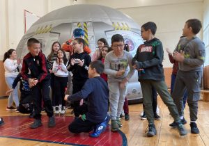 mobilen planetarium 1904231 2 Ученици от ОУ „Христо Никифоров“ в Ловеч се качиха на борда на гостуващия мобилен планетариум „Млечен път“ от Варна