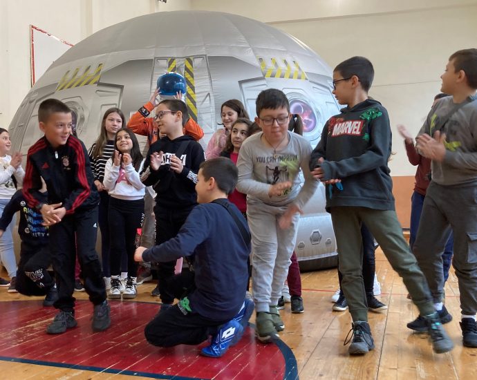 mobilen planetarium 1904231 2 Ученици от ОУ „Христо Никифоров“ в Ловеч се качиха на борда на гостуващия мобилен планетариум „Млечен път“ от Варна