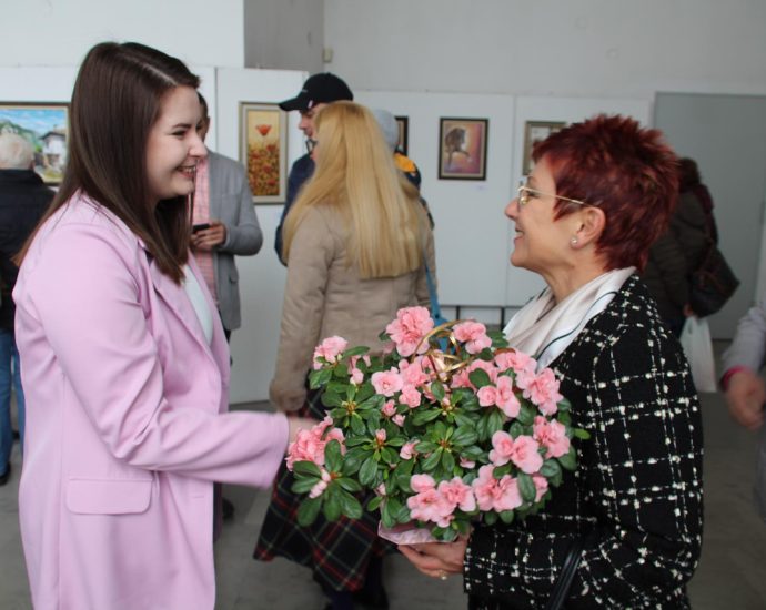teteven izlojba 1004231 2 Кметът на Община Тетевен посети втората самостоятелна изложба на художничката Моника Матева