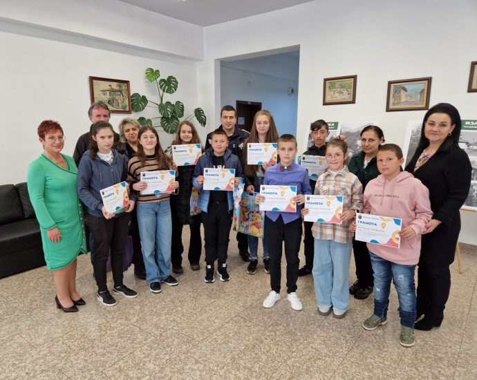 teteven konkurs 2004231 1 В Тетевен наградиха участниците в общинския етап на Международния конкурс "С очите си видях бедата"