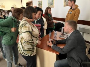 teteven milkov 2904231 15 Журналистът Георги Милков представи книгата си „Истории от ръчния багаж“ в Тетевен