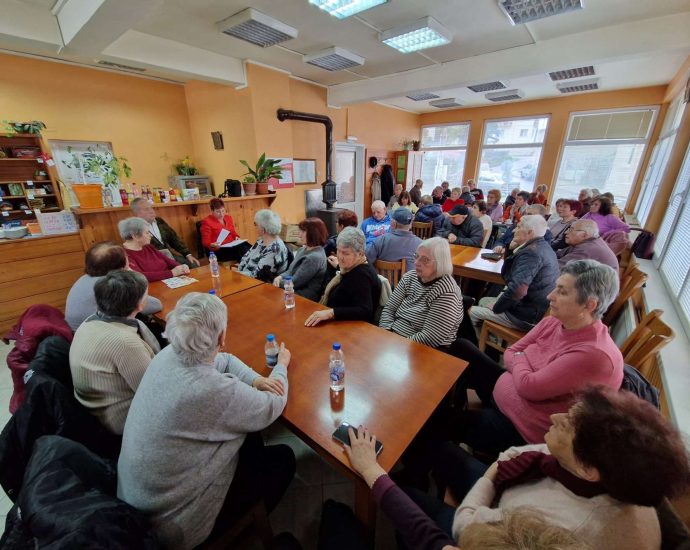 teteven pensioneri 504231 4 Д-р Мадлена Бояджиева дискутира актуални теми с възрастните хора от клуба на пенсионера в Тетевен