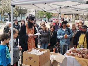velikden kozunaci 1804231 2 По повод Божието Възкресение на Великден Община Ловеч раздаде  на граждани 400 вкусни козунаци и шарени яйца