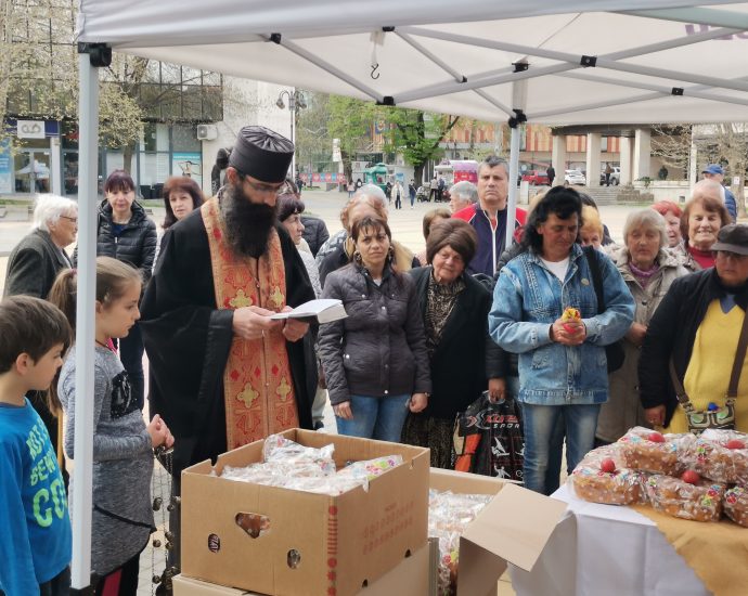 velikden kozunaci 1804231 2 По повод Божието Възкресение на Великден Община Ловеч раздаде  на граждани 400 вкусни козунаци и шарени яйца