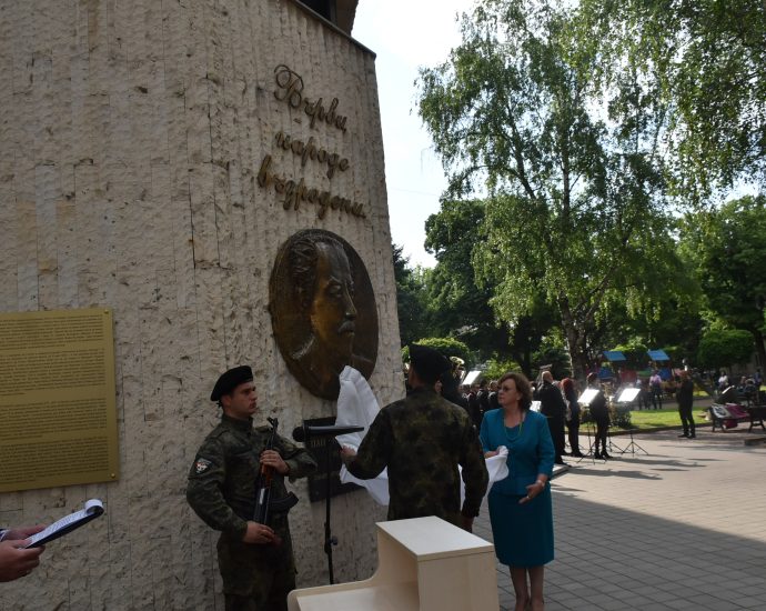 barelef pipkov 2305231 2 В центъра на Ловеч беше открит барелеф на композитора и капелмайстор Панайот Пипков (1871-1942)