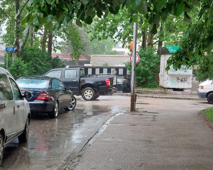 dajd lovech 1705231 ОД на МВР Ловеч: Множество сигнали за наводнени помещения и улици след падналия интензивен дъжд в Ловеч