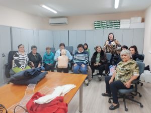 dolekarska pomosht 1505231 1 БЧК ЛОВЕЧ С ОБУЧЕНИЯ ПО ПЪРВА ПОМОЩ НА СЛУЖИТЕЛИ ОТ ЯБЛАНИЦА И ТРОЯН ОБГРИЖВАЩИ ВЪЗРАСТНИ ХОРА