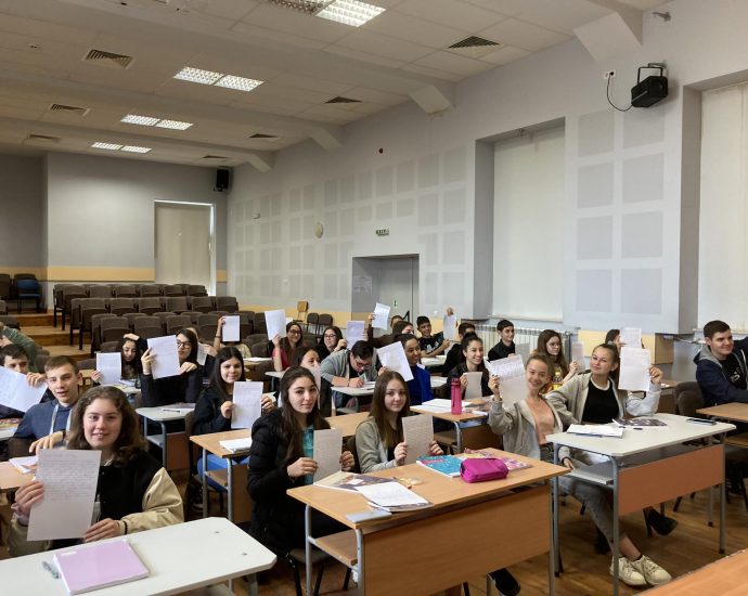 ezikova 2605231 4 Ученици от Езиковата в Ловеч се включиха в инициативата „Написаното остава. Пиши правилно!“
