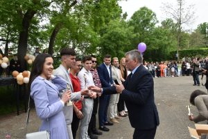 ezikova izprashtane 1605231 1 Кметът на Ловеч плисна менче с вода за „На добър час!“ пред абитуриентите на Езиковата гимназия