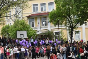 ezikova izprashtane 1605231 3 Кметът на Ловеч плисна менче с вода за „На добър час!“ пред абитуриентите на Езиковата гимназия