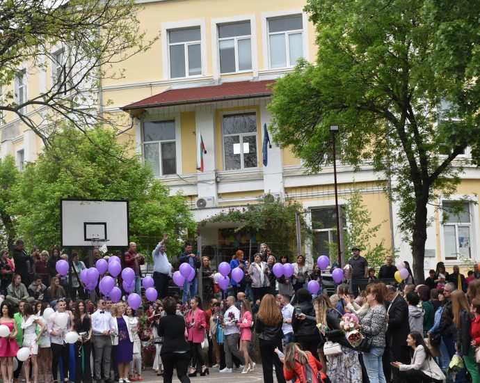 ezikova izprashtane 1605231 3 Кметът на Ловеч плисна менче с вода за „На добър час!“ пред абитуриентите на Езиковата гимназия