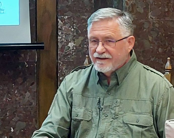 izlojba poslanik polsha 404231 2 Авторската си фотографска изложба „Птиците на България през очите на един поляк“ откри в Ловеч посланикът на Полша у нас Мачей Шимански