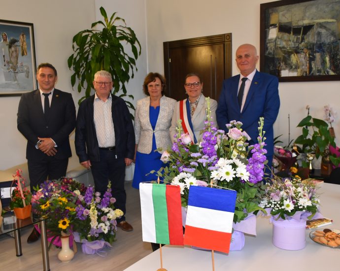 lovech france 1105231 2 Кметът на Ловеч Корнелия Маринова прие френската делегация и обсъдиха сътрудничеството занапред