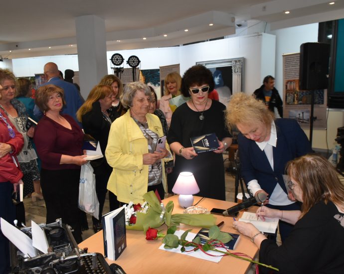margarita petkova 2305231 6 Маргарита Петкова представи в Ловеч книгата си "Белите ми нощи"