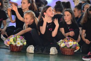 novite zvezdi 2905231 5 Кметът на Община Ловеч Корнелия Маринова връчи Специалната награда на Община Ловеч за танц на Арт формация „Огнени ритми“ към Профилирана природо-математическа гимназия - Ловеч