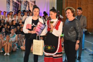 novite zvezdi 2905231 7 Кметът на Община Ловеч Корнелия Маринова връчи Специалната награда на Община Ловеч за танц на Арт формация „Огнени ритми“ към Профилирана природо-математическа гимназия - Ловеч