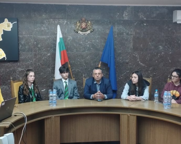 ou uchenici 905231 Обществено–консултативният съвет по училищни политики с посещение в териториалните структури в област Ловеч