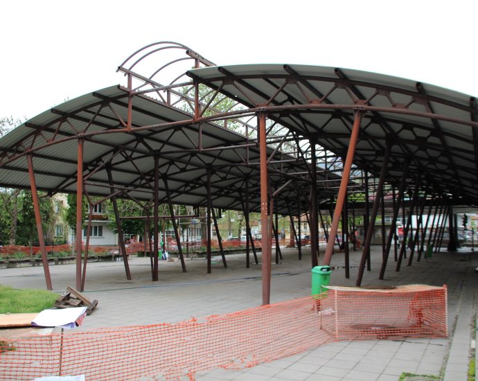 pazar teteven 16052131 1 Започна ремонтът и обновяване на търговското пространство на Общинския пазар в гр. Тетевен