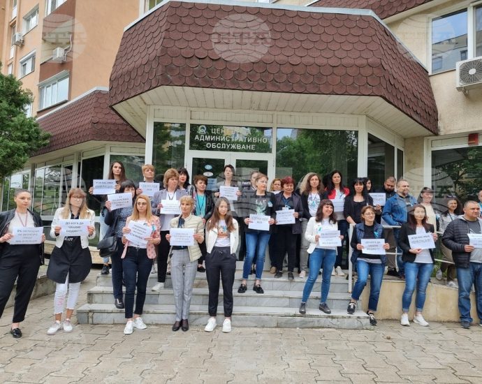 protest noi 2505231 Служители на НОИ в Ловеч излязоха на едночасова ефективна стачка