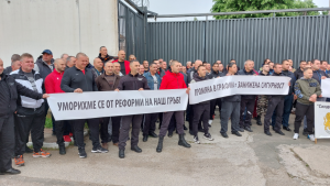 protest zatvor 1205231 1 Надзиратели и служители на затвора в Ловеч излязоха на протест с искане за връщане 24-часовият режим на работа и подобряване условията на труд